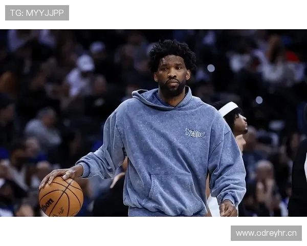 乔尔·恩比德街头随手一拍，手上那串珠宝比我年薪还夸张