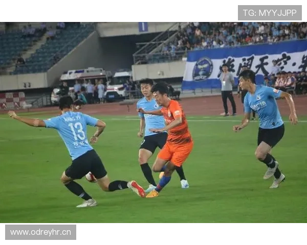 刘洋穿拖鞋回楼，门口堆着好几只名牌包，我这嘴角抽搐