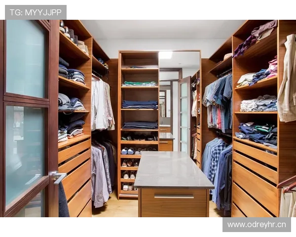 吴向东晒出的衣帽间，挂的全是我看不懂的牌子，我房间连个挂钩都没有