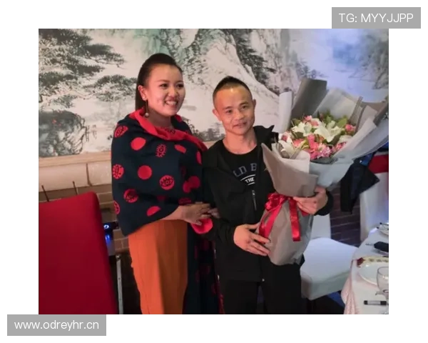 熊朝忠买菜拎着大牌包，隔壁阿姨当街议论声比菜市场还热闹